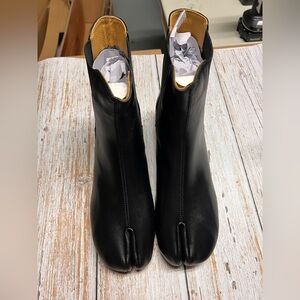 Split toe leather Boots